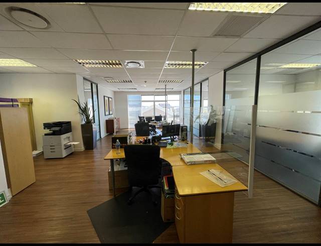 315M² OFFICE TO LET IN WATERFRONT
